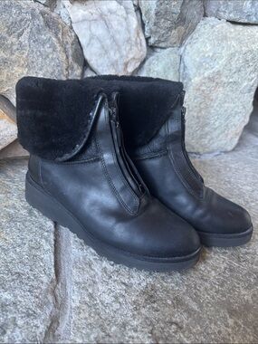 UGG Caleigh Black Leather Fold-Down Shearling Cuff Zip Ankle Boots Women’s 8